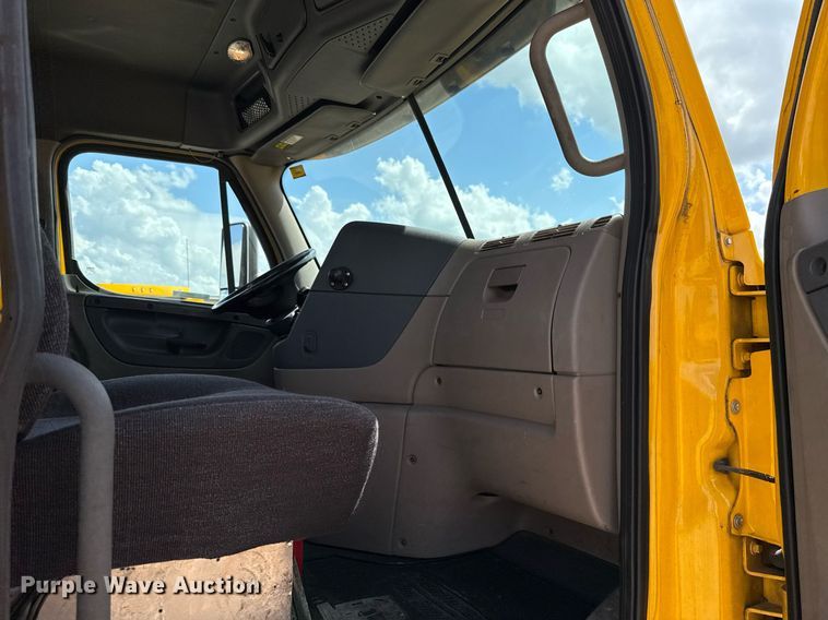 image for item EJ4826 2017 Freightliner Cascadia 125 semi truck