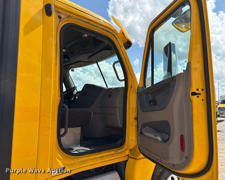 image for item EJ4826 2017 Freightliner Cascadia 125 semi truck