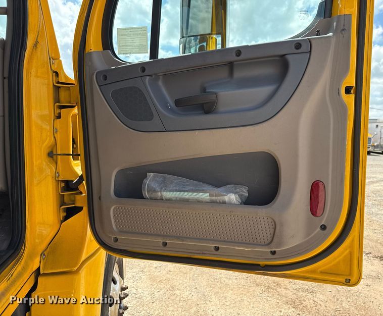 image for item EJ4826 2017 Freightliner Cascadia 125 semi truck