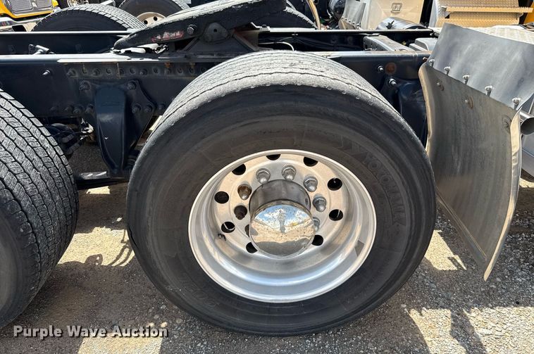 image for item EJ4826 2017 Freightliner Cascadia 125 semi truck