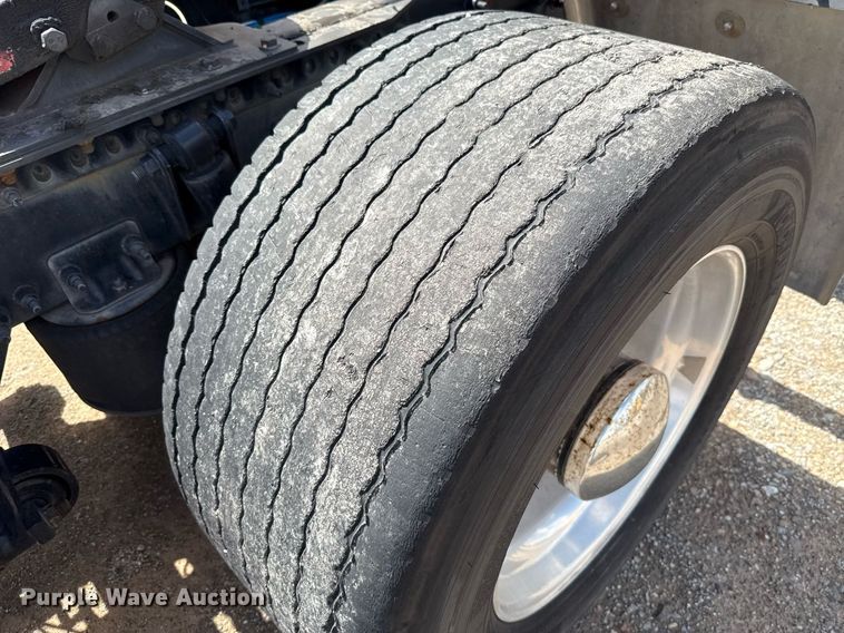 image for item EJ4826 2017 Freightliner Cascadia 125 semi truck