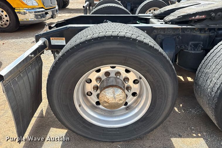 image for item EJ4826 2017 Freightliner Cascadia 125 semi truck