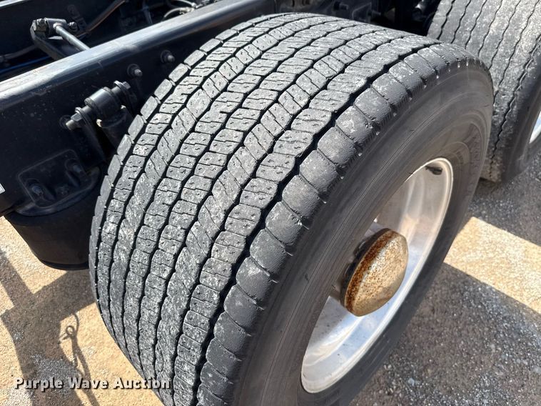 image for item EJ4826 2017 Freightliner Cascadia 125 semi truck