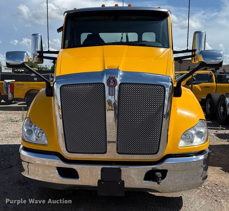 image for item EJ4827 2022 Kenworth T680 semi truck