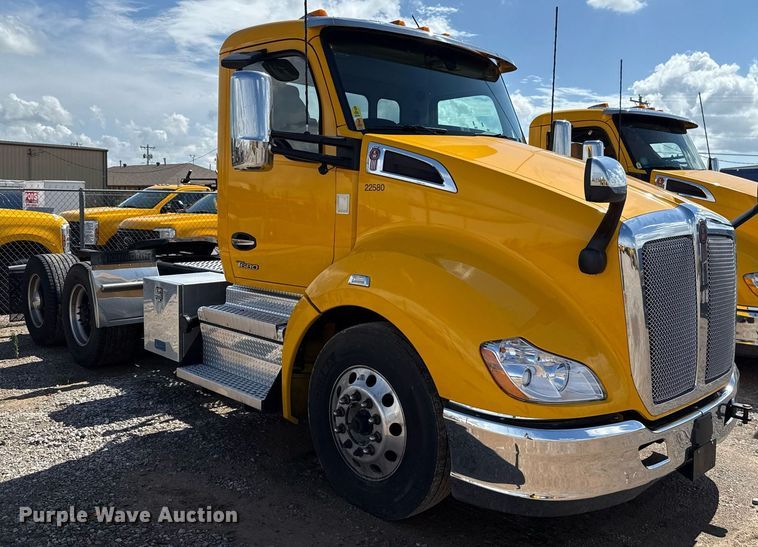 image for item EJ4827 2022 Kenworth T680 semi truck