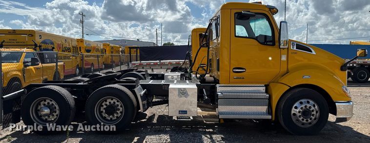 image for item EJ4827 2022 Kenworth T680 semi truck