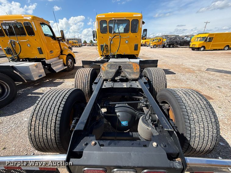 image for item EJ4827 2022 Kenworth T680 semi truck