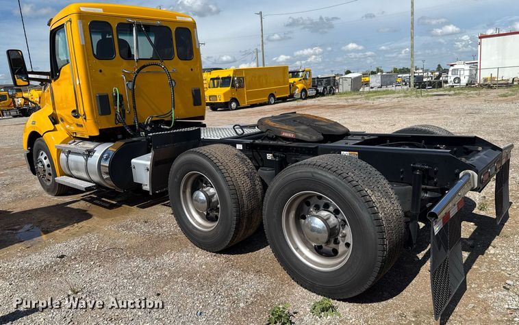 image for item EJ4827 2022 Kenworth T680 semi truck