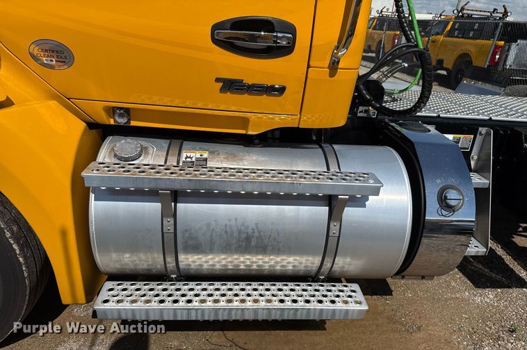 image for item EJ4827 2022 Kenworth T680 semi truck