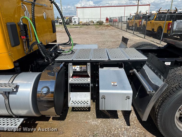 image for item EJ4827 2022 Kenworth T680 semi truck