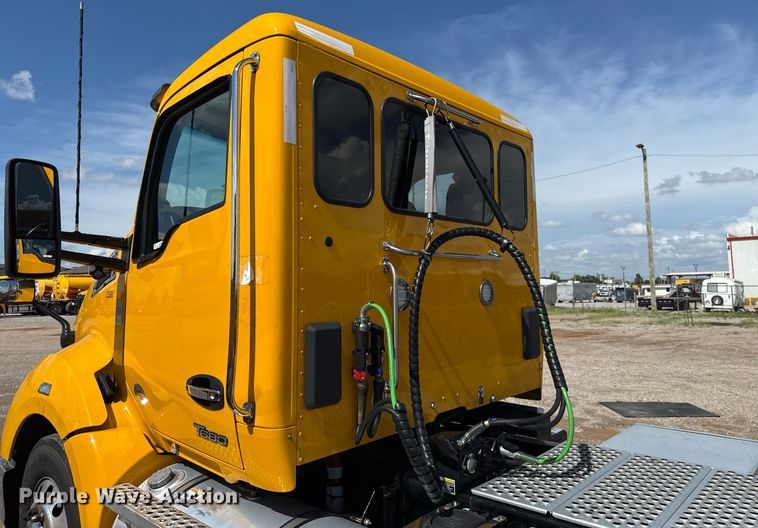 image for item EJ4827 2022 Kenworth T680 semi truck