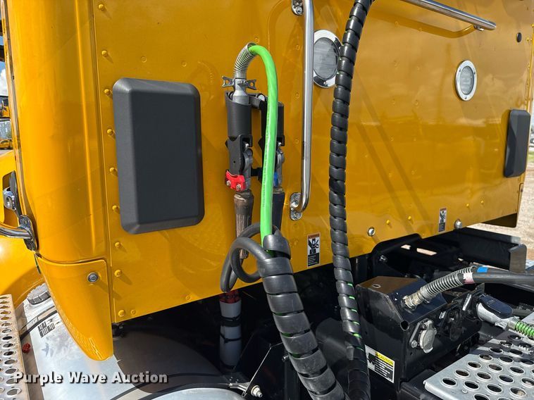 image for item EJ4827 2022 Kenworth T680 semi truck