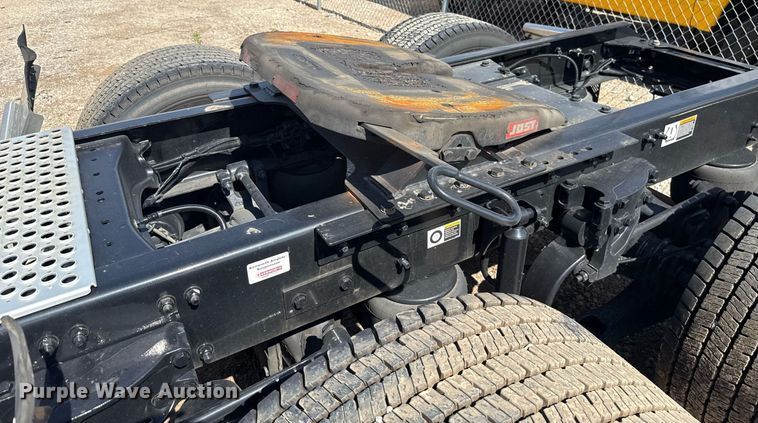 image for item EJ4827 2022 Kenworth T680 semi truck