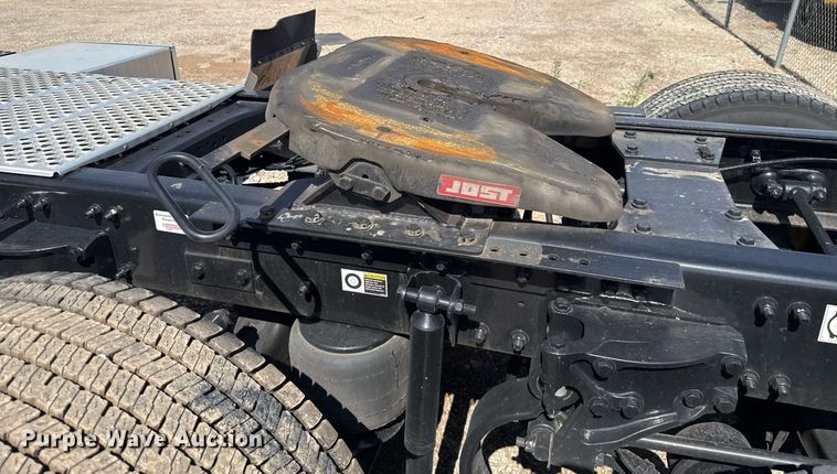 image for item EJ4827 2022 Kenworth T680 semi truck