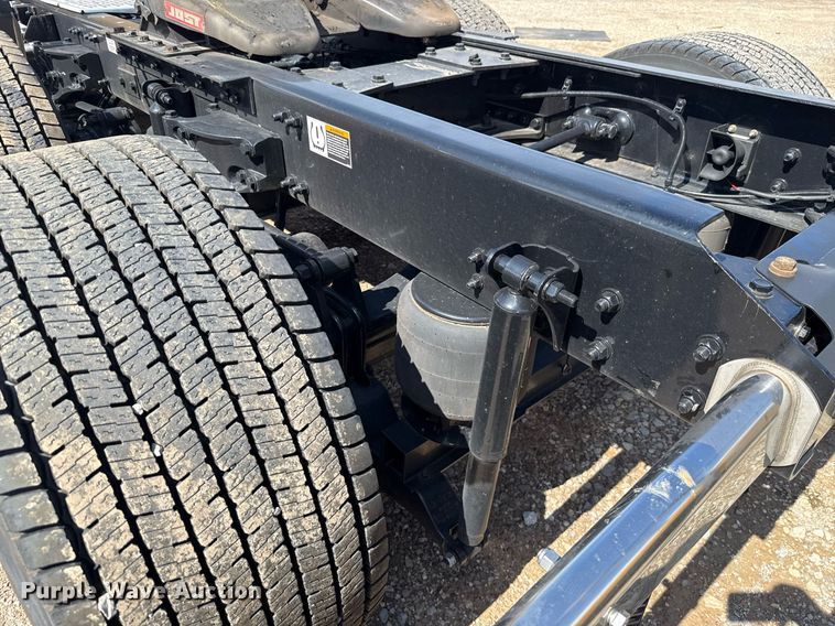 image for item EJ4827 2022 Kenworth T680 semi truck