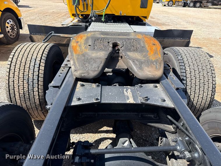 image for item EJ4827 2022 Kenworth T680 semi truck