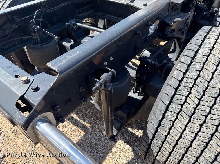 image for item EJ4827 2022 Kenworth T680 semi truck