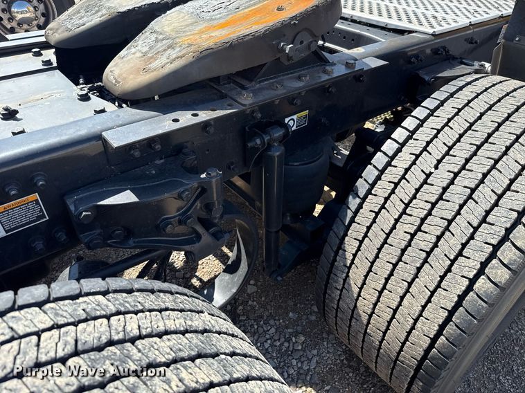 image for item EJ4827 2022 Kenworth T680 semi truck