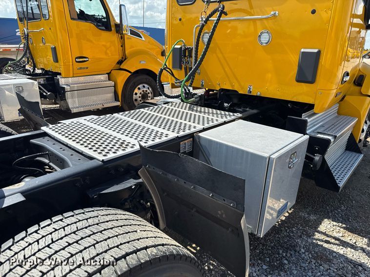 image for item EJ4827 2022 Kenworth T680 semi truck