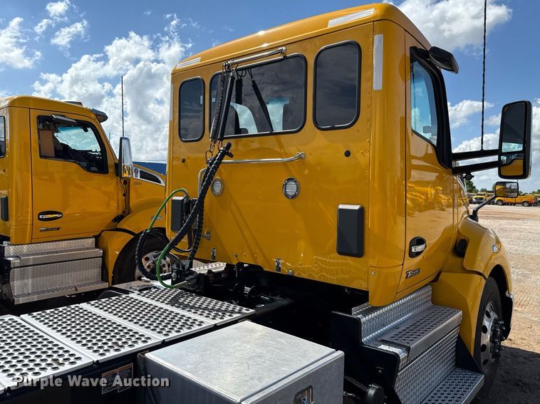 image for item EJ4827 2022 Kenworth T680 semi truck
