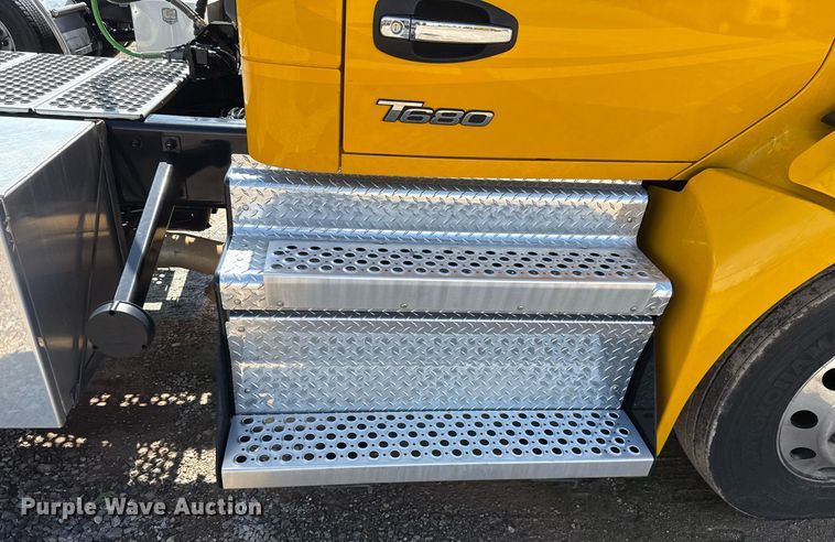 image for item EJ4827 2022 Kenworth T680 semi truck