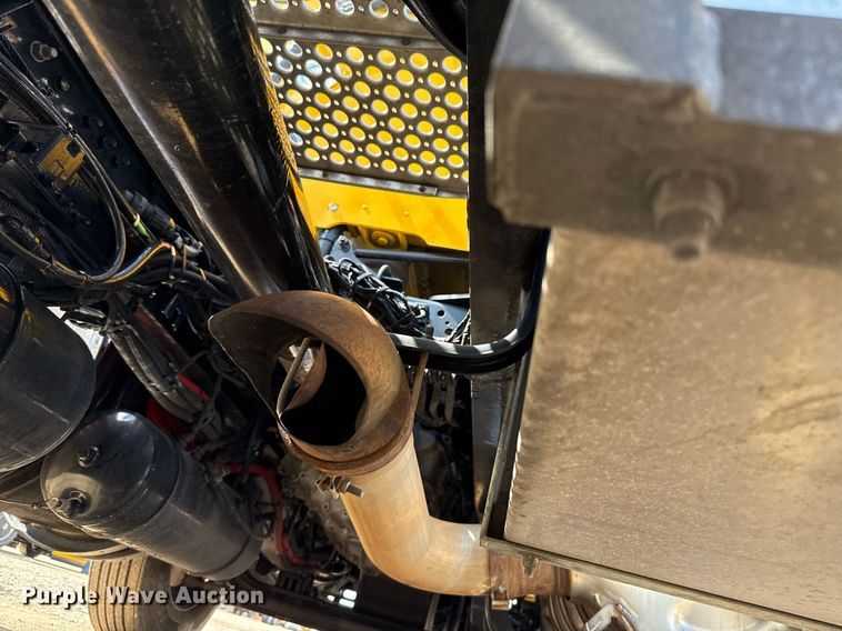 image for item EJ4827 2022 Kenworth T680 semi truck