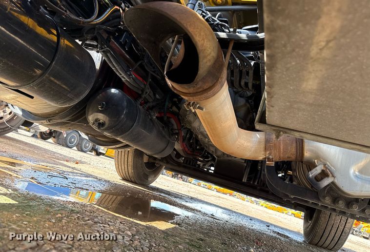 image for item EJ4827 2022 Kenworth T680 semi truck