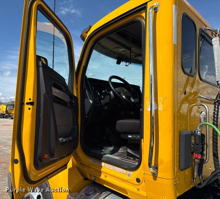 image for item EJ4827 2022 Kenworth T680 semi truck