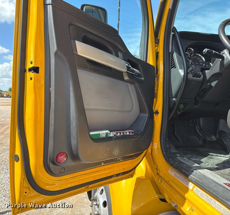 image for item EJ4827 2022 Kenworth T680 semi truck