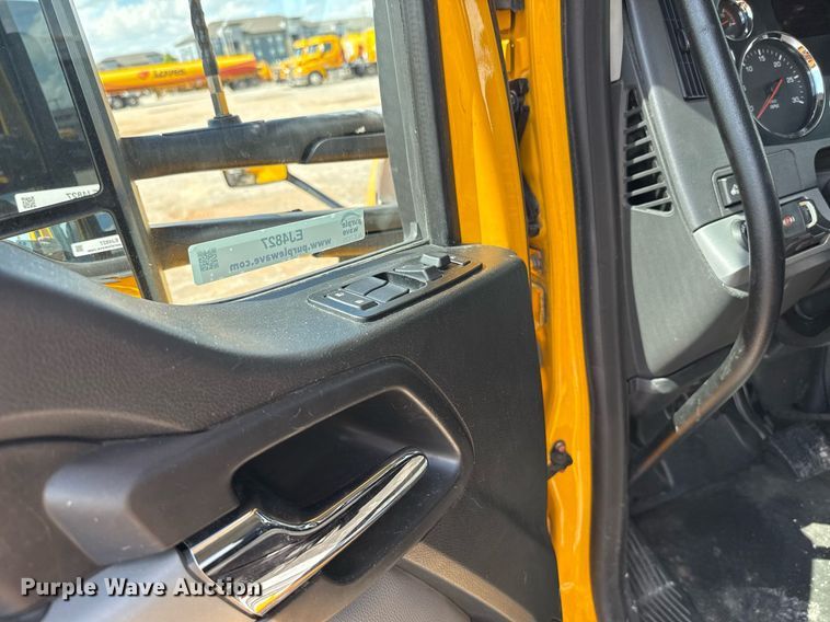 image for item EJ4827 2022 Kenworth T680 semi truck