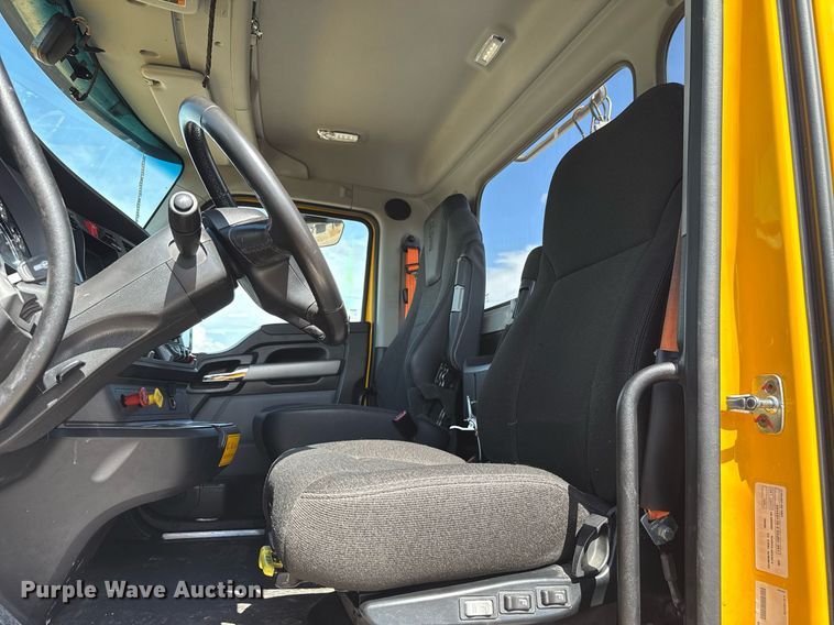 image for item EJ4827 2022 Kenworth T680 semi truck