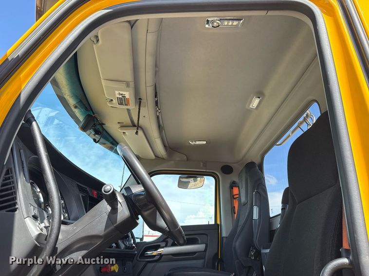 image for item EJ4827 2022 Kenworth T680 semi truck