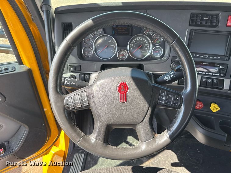 image for item EJ4827 2022 Kenworth T680 semi truck