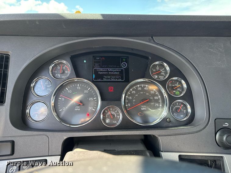 image for item EJ4827 2022 Kenworth T680 semi truck