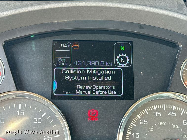 image for item EJ4827 2022 Kenworth T680 semi truck