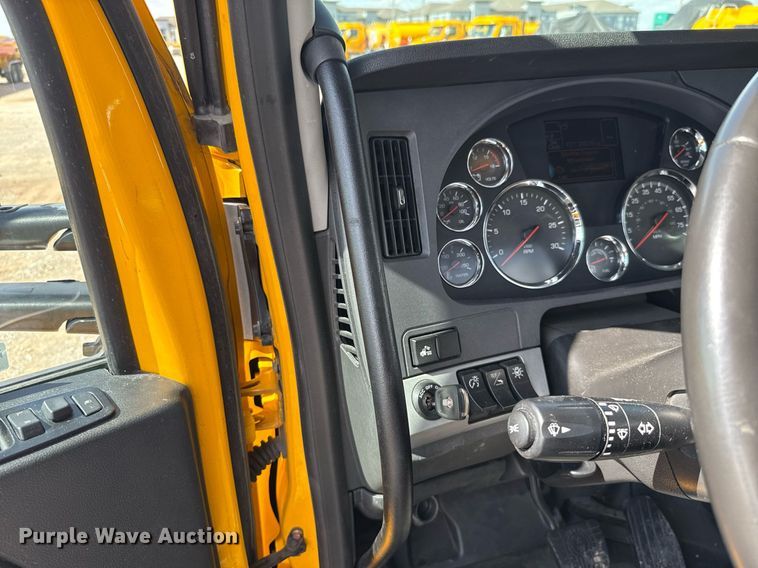 image for item EJ4827 2022 Kenworth T680 semi truck