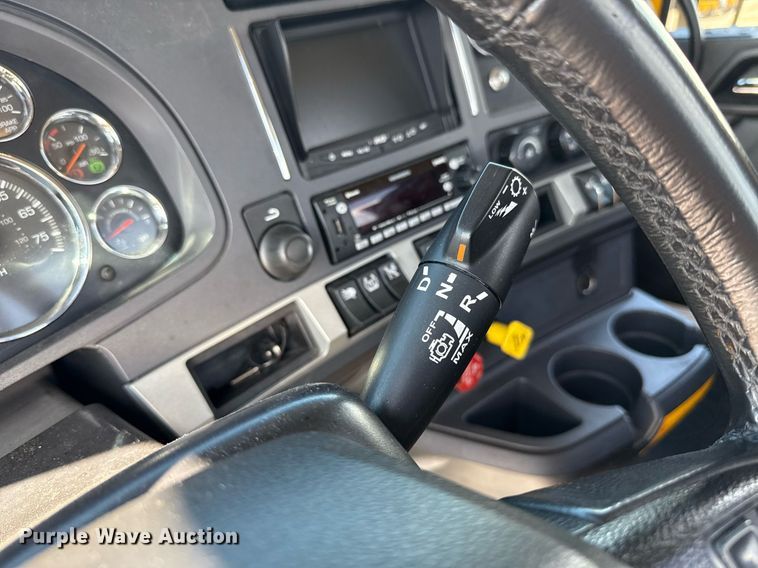 image for item EJ4827 2022 Kenworth T680 semi truck