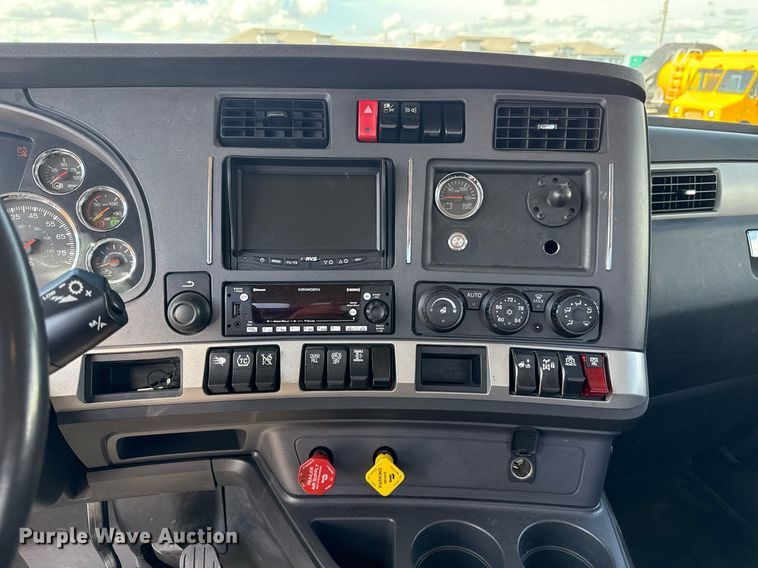 image for item EJ4827 2022 Kenworth T680 semi truck