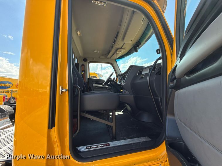 image for item EJ4827 2022 Kenworth T680 semi truck