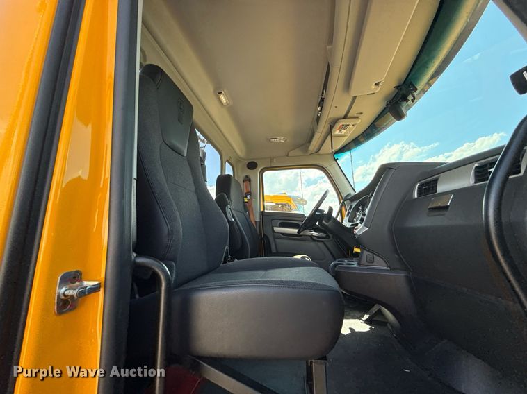 image for item EJ4827 2022 Kenworth T680 semi truck