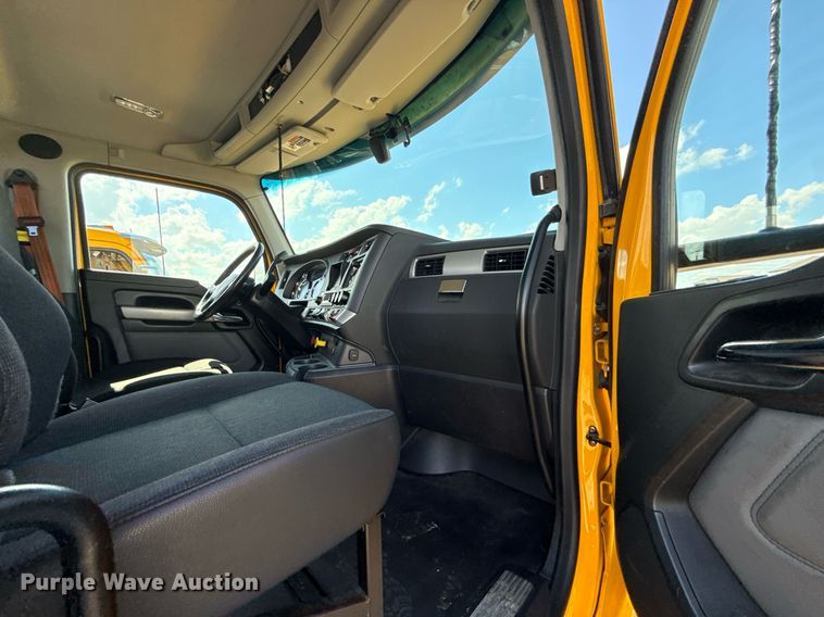 image for item EJ4827 2022 Kenworth T680 semi truck