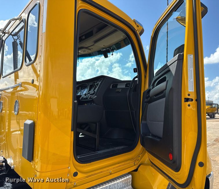 image for item EJ4827 2022 Kenworth T680 semi truck