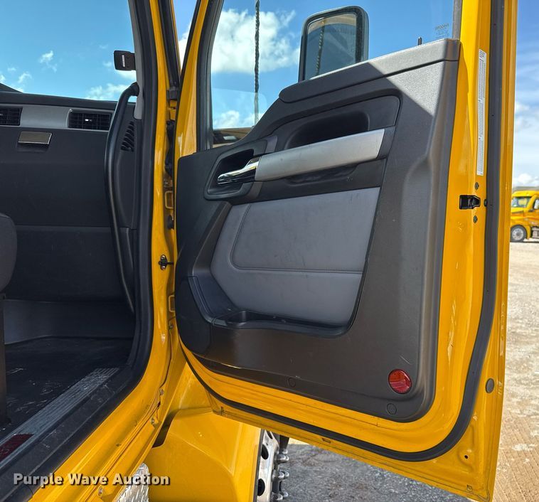 image for item EJ4827 2022 Kenworth T680 semi truck