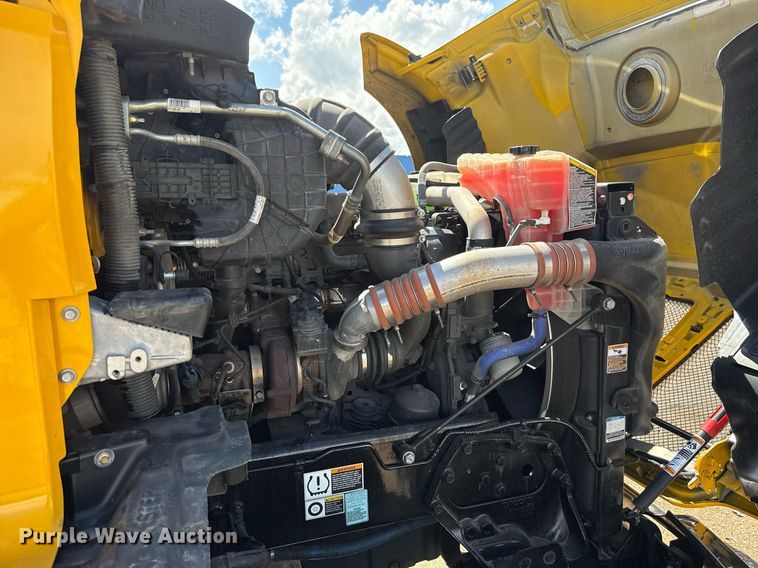 image for item EJ4827 2022 Kenworth T680 semi truck