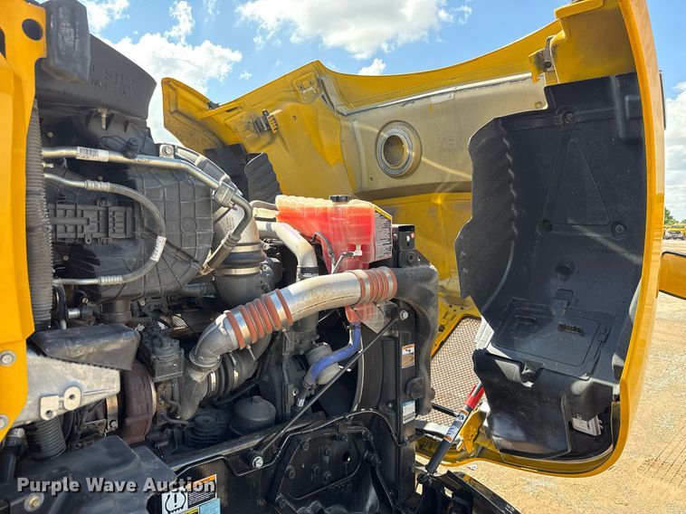 image for item EJ4827 2022 Kenworth T680 semi truck