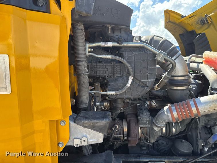 image for item EJ4827 2022 Kenworth T680 semi truck