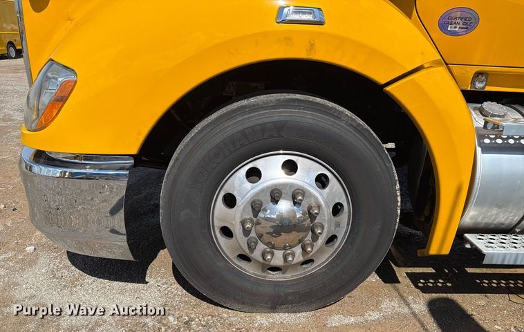 image for item EJ4827 2022 Kenworth T680 semi truck
