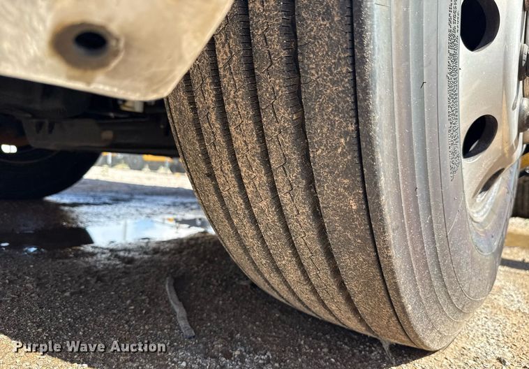 image for item EJ4827 2022 Kenworth T680 semi truck