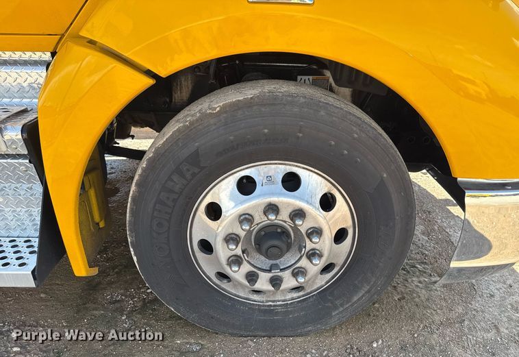 image for item EJ4827 2022 Kenworth T680 semi truck
