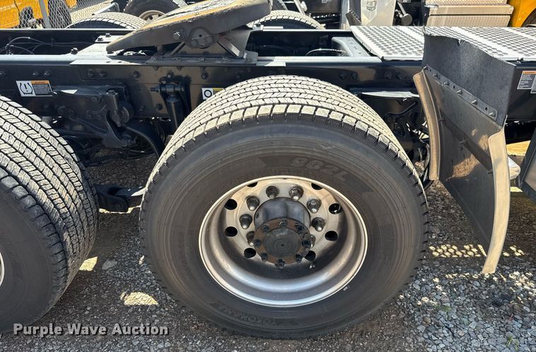 image for item EJ4827 2022 Kenworth T680 semi truck